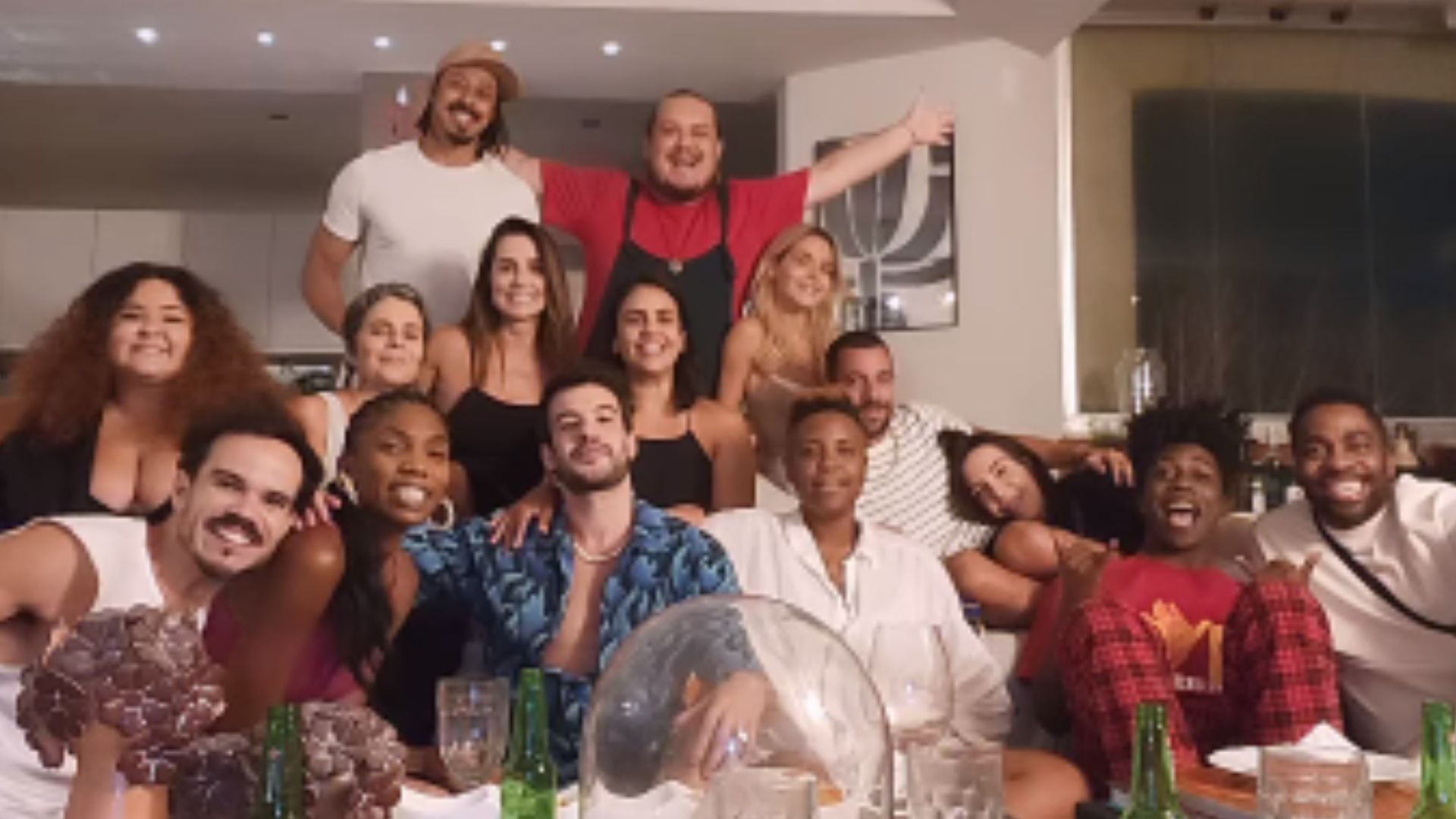 Deborah Secco reúne elenco de Elas por Elas em reta final da novela: ‘Super anfitriã’