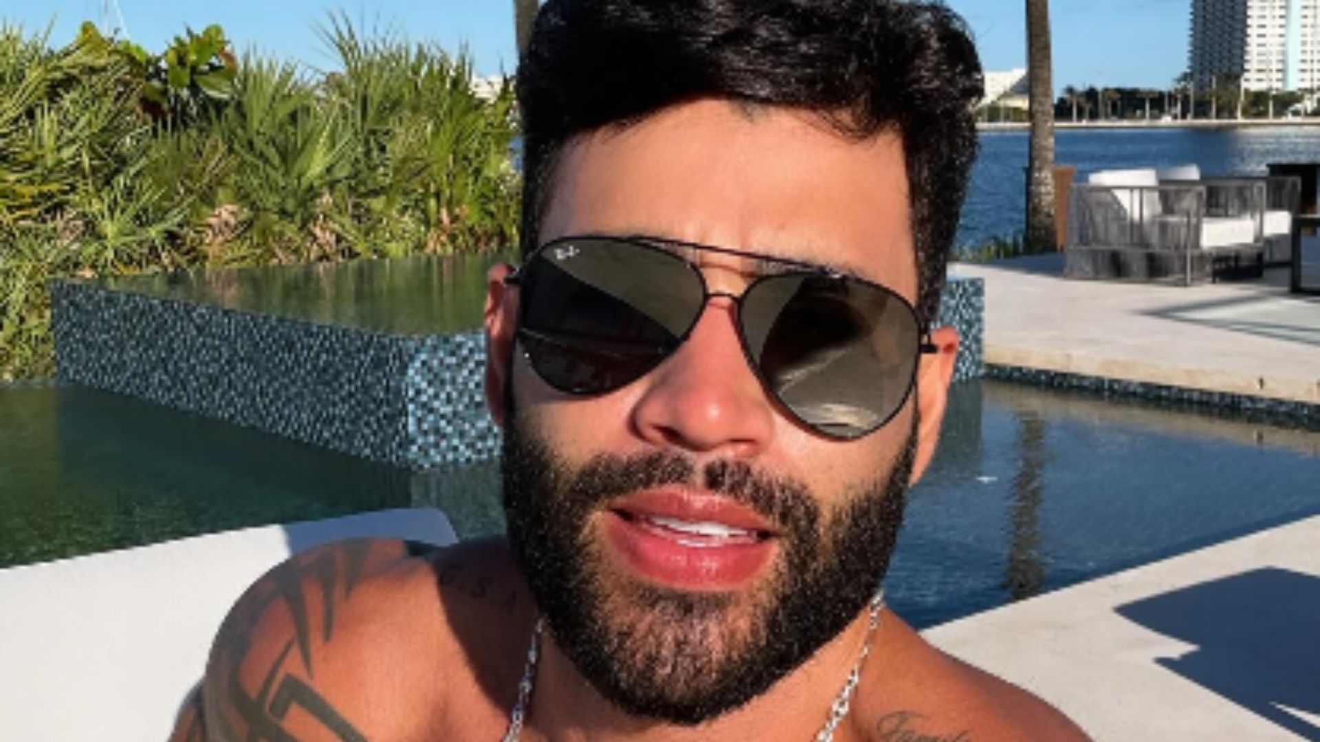 Gusttavo Lima dirige um dos carros mais caros do mundo; saiba o valor