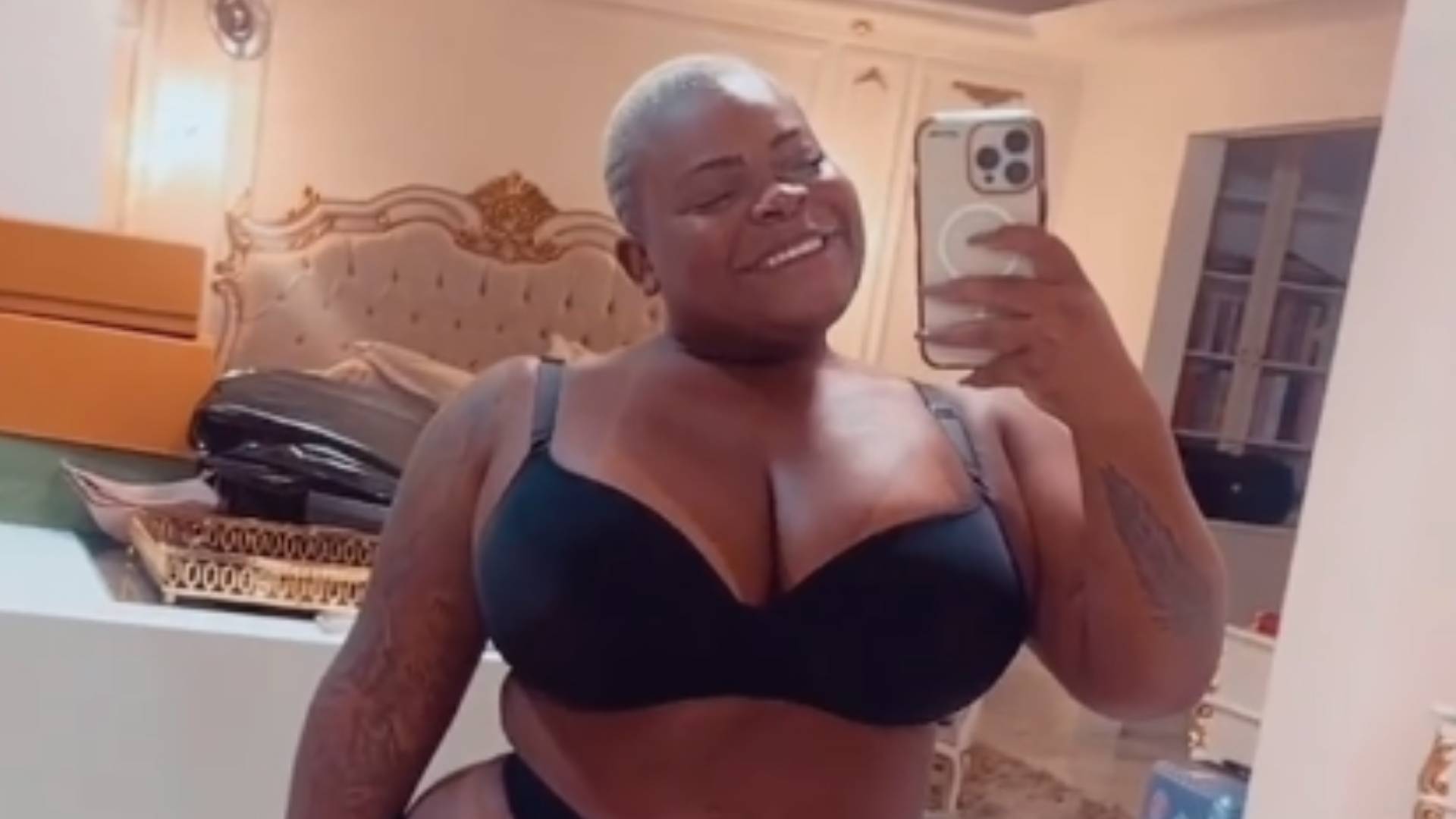Só de lingerie, Jojo Todynho ostenta cinturinha e revela peso: “Comemorar”