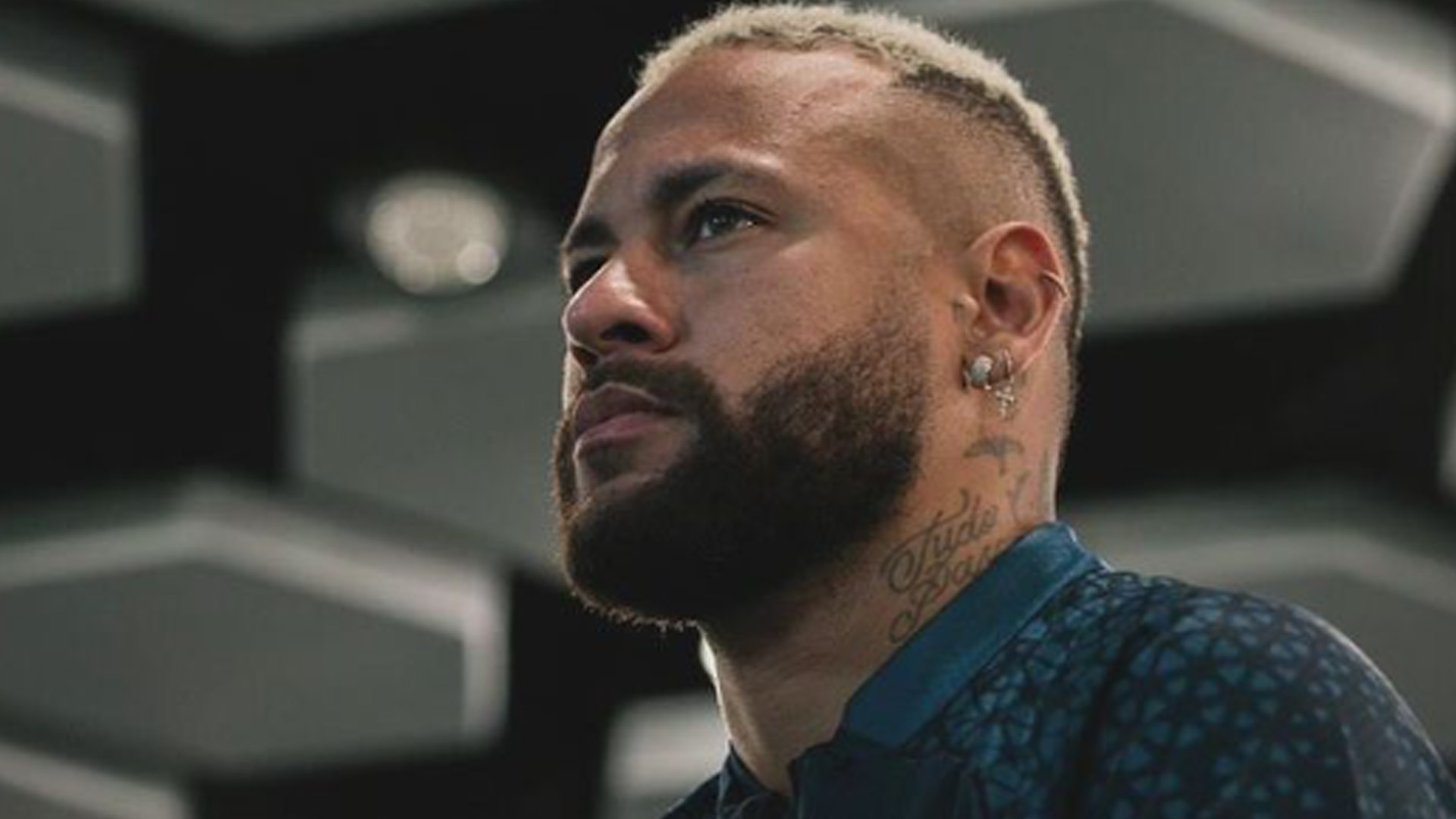 Mãe de suposta filha de Neymar pede bloqueio do passaporte do craque