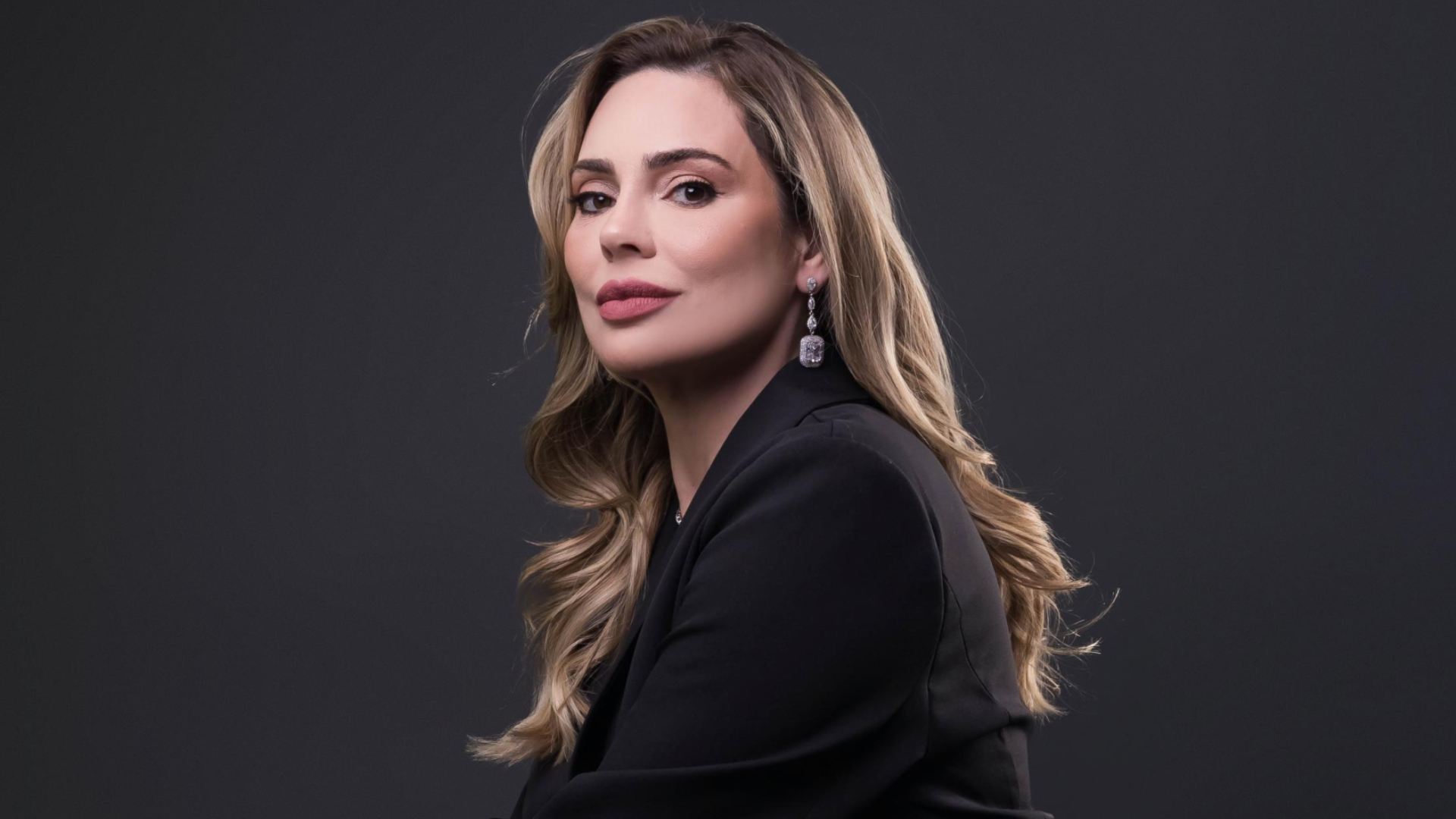 Rachel Sheherazade coloca ‘fogo na mansão’ e promete não aliviar em novo reality da Record
