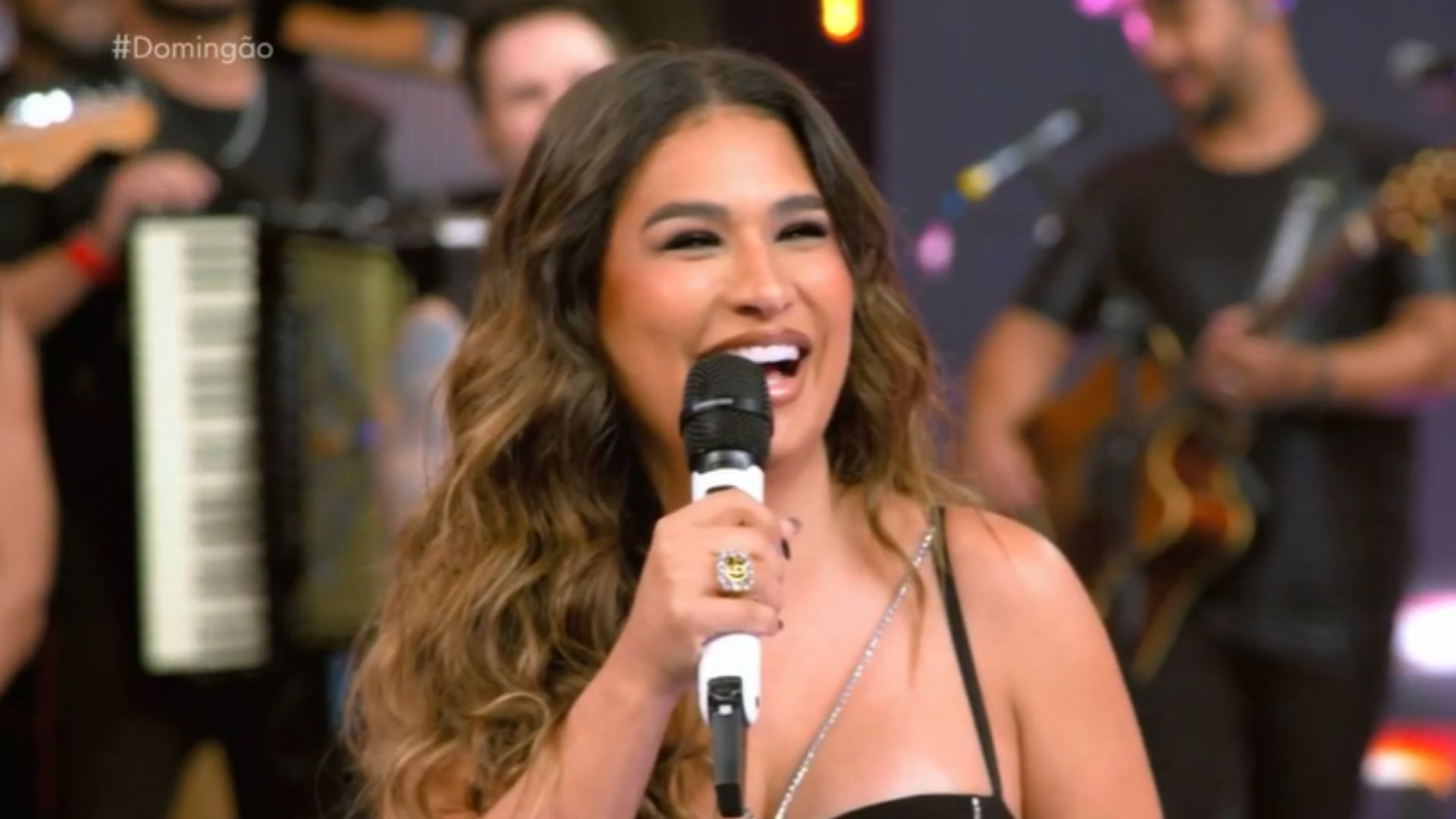 Filho de Simone Mendes se incomoda com a mãe no Domingão