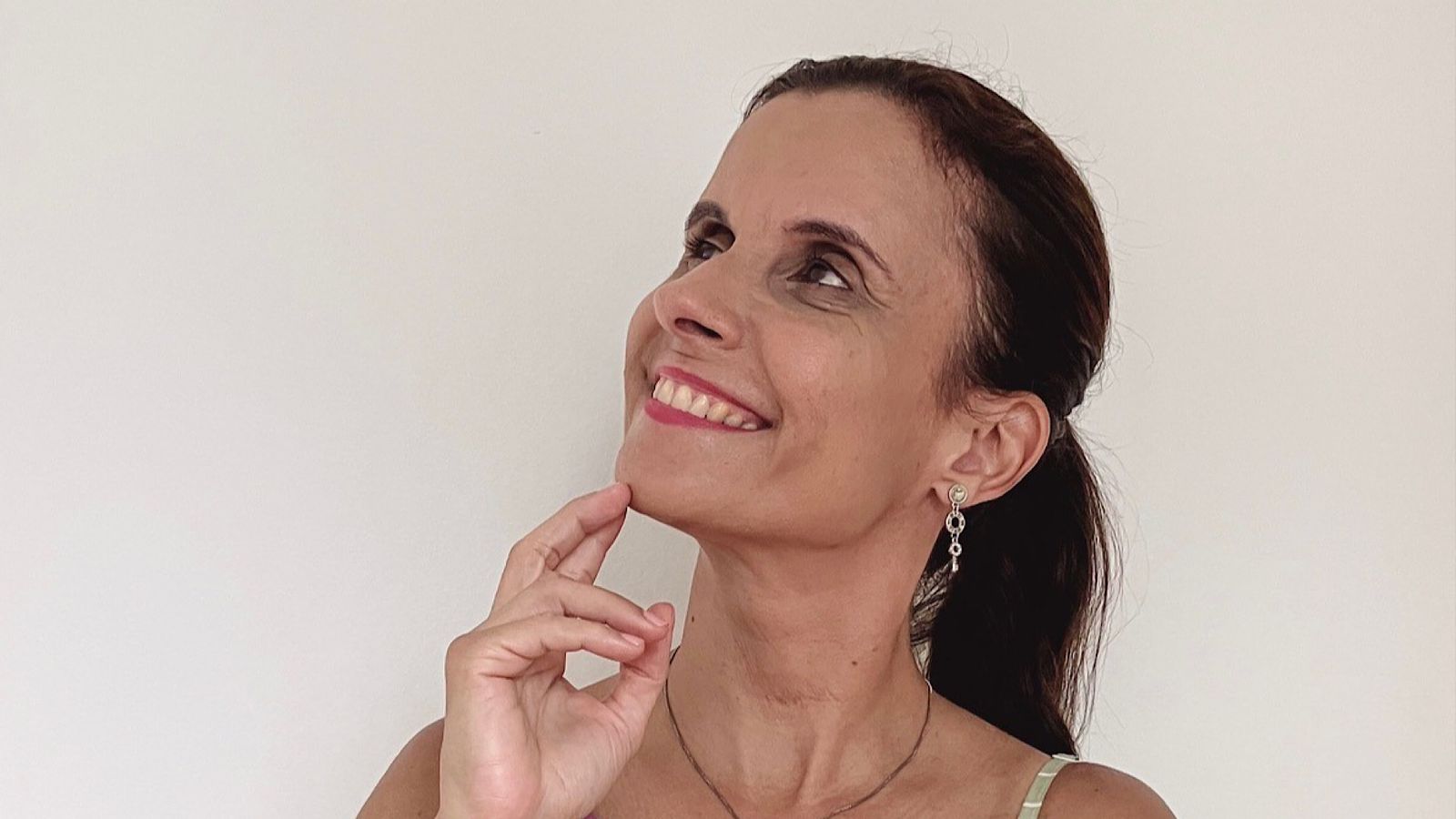 Artista cega, Analú Faria avalia mercado artístico: ‘Precisa se adaptar às nossas necessidades’