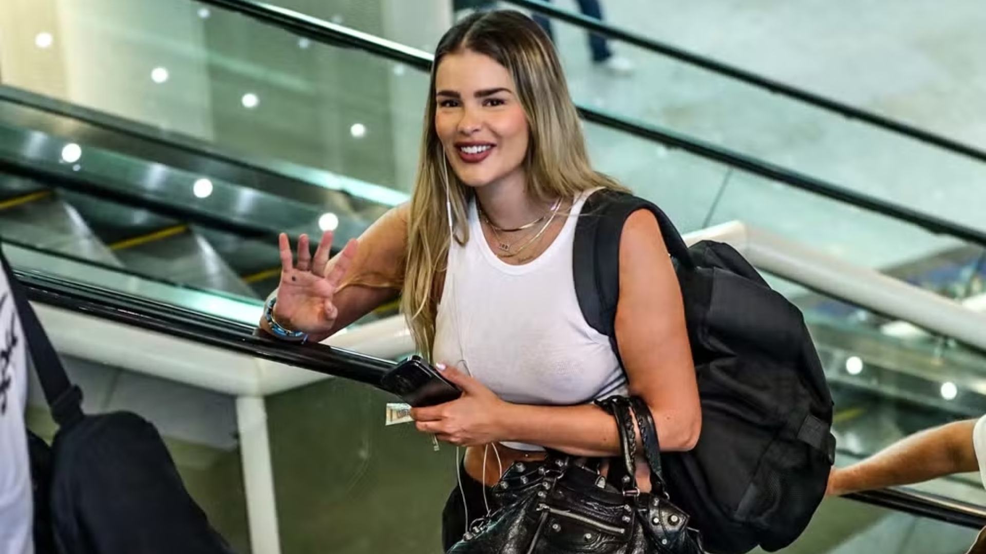 Fora do BBB 24, Yasmin Brunet é flagrada pela primeira vez e ostenta bolsa caríssima