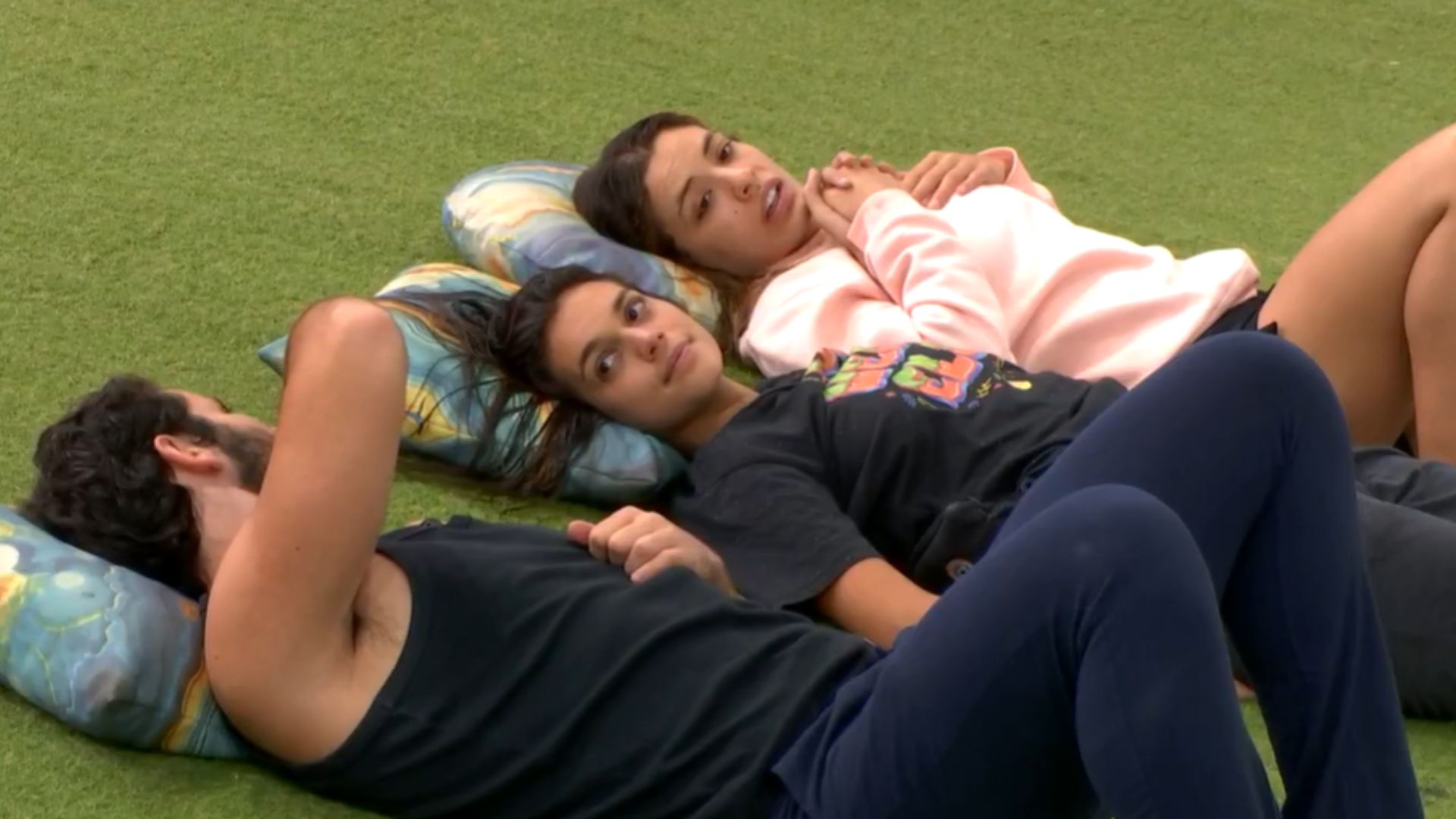 BBB 24: Emparedada, Alane cai no choro e é consolada por brother: “Forte”