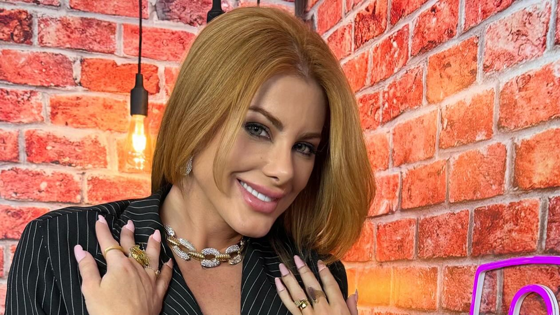 Deborah Albuquerque assina contrato com a Record após tio entrar em reality
