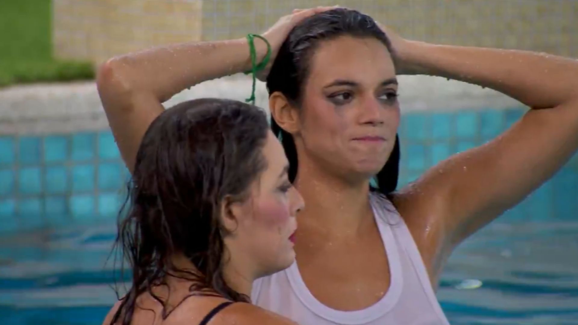BBB 24: Aliadas comemoram volta do paredão com pulo na piscina