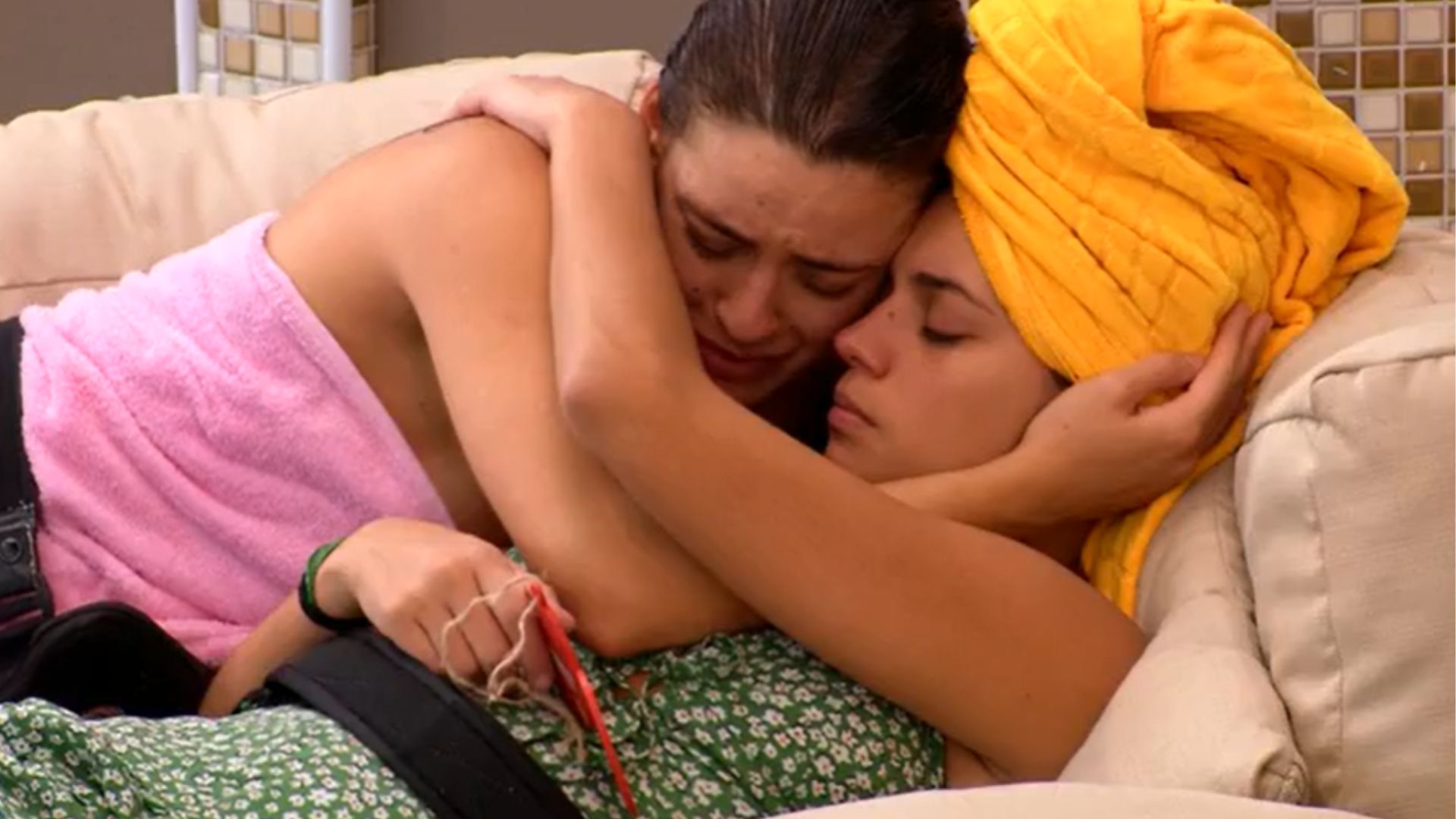 BBB 24: Emparedada, Beatriz desaba em lágrimas e recebe apoio de sister: “Medo”