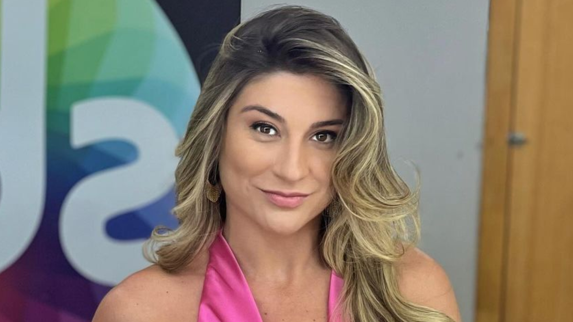 Demitida pelo SBT, ex-Fofocalizando Kallyna Sabino faz revelação sobre saída