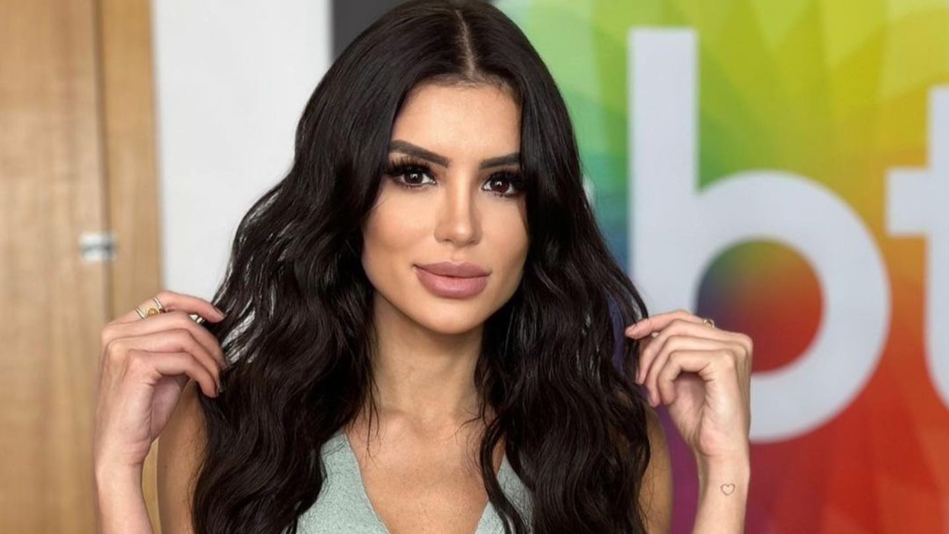 Gaby Cabrini do Fofocalizando desabafa sobre cobranças: ‘Já fui muito cruel comigo’