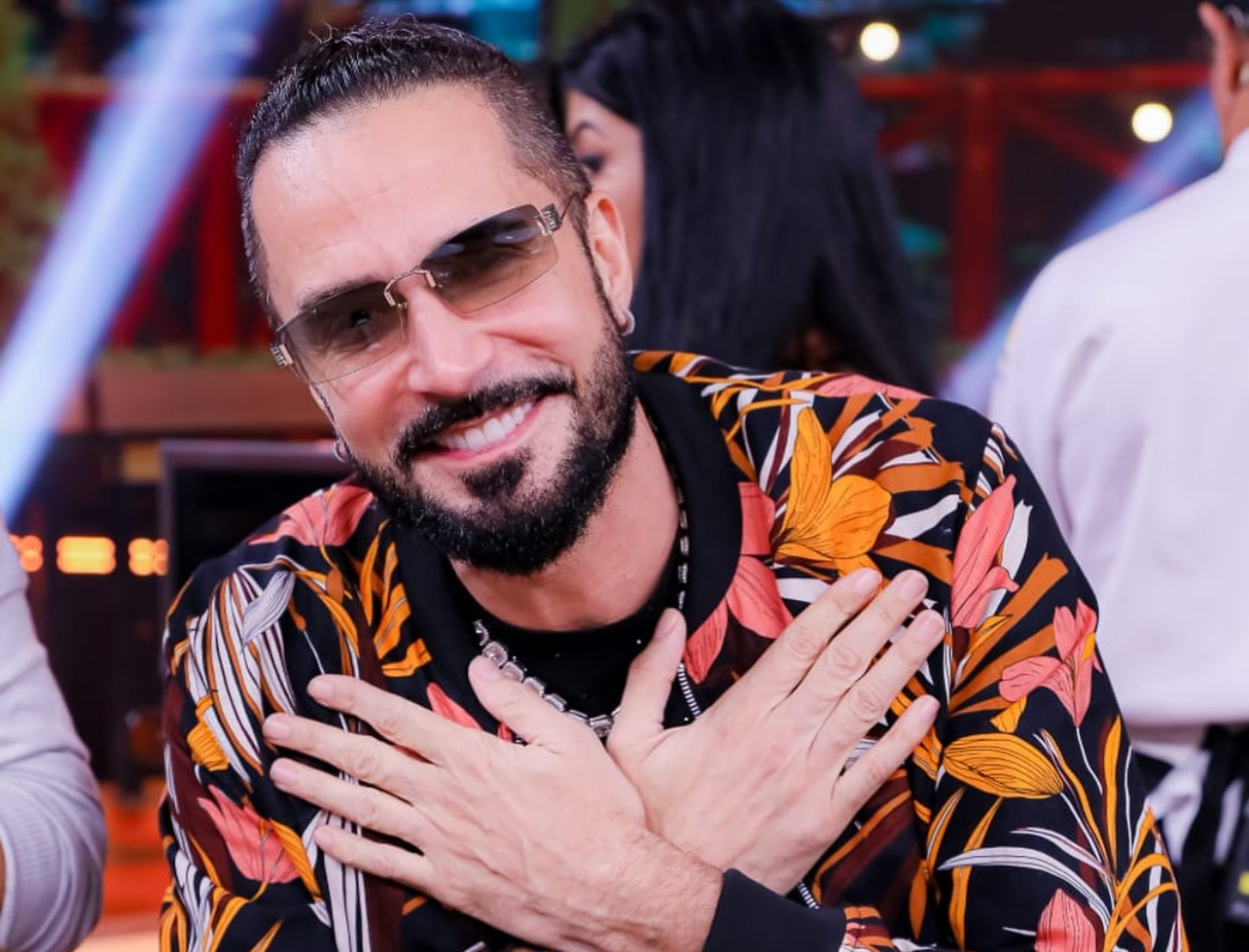 ‘Fui muito criticado pelas versões e hoje vejo vários artistas fazerem’, declara Latino