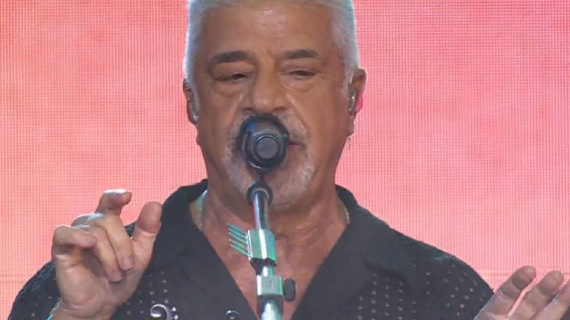 Lulu Santos polemiza com anotação na mão em show no BBB 24: “Não assiste”