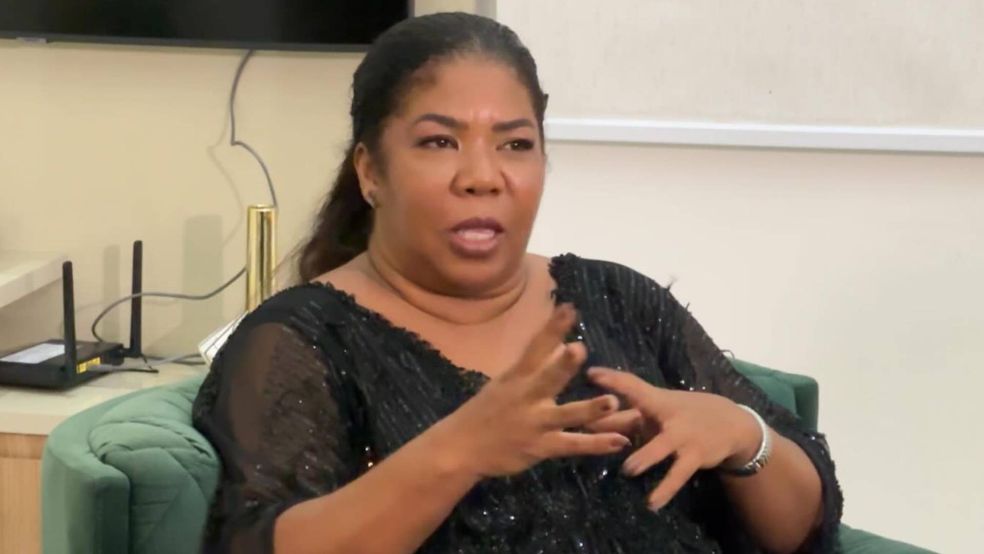 Mãe de Davi Brito se filia a partido e prepara carreira política em Salvador