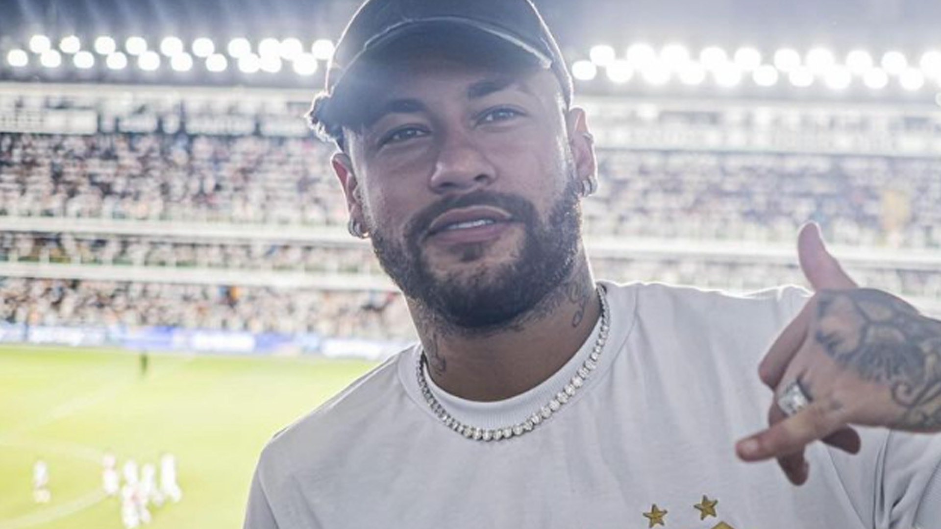 Neymar ostenta relógio de R$ 6 milhões durante aparição na Vila Belmiro