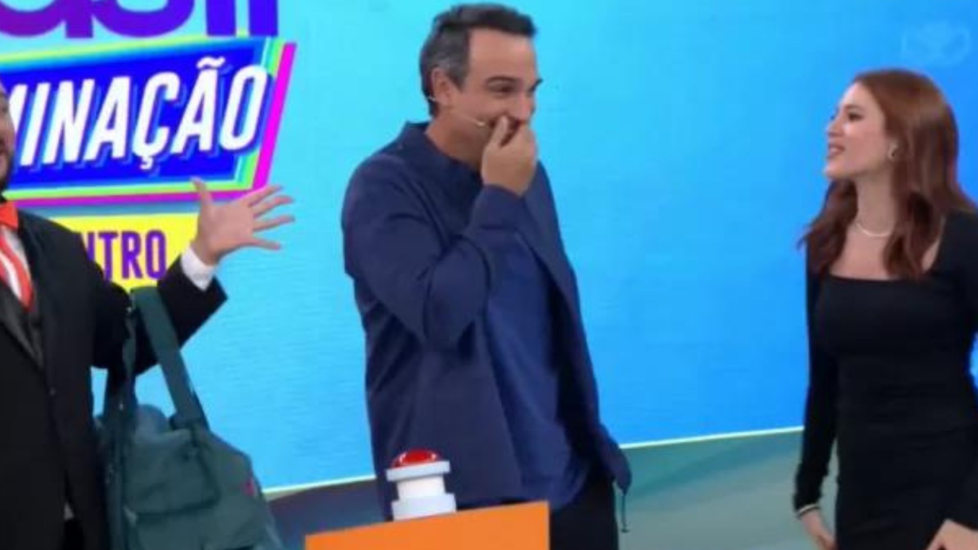 Tadeu Schmidt leva “bronca” após disparar palavrão: “Estamos ao vivo”