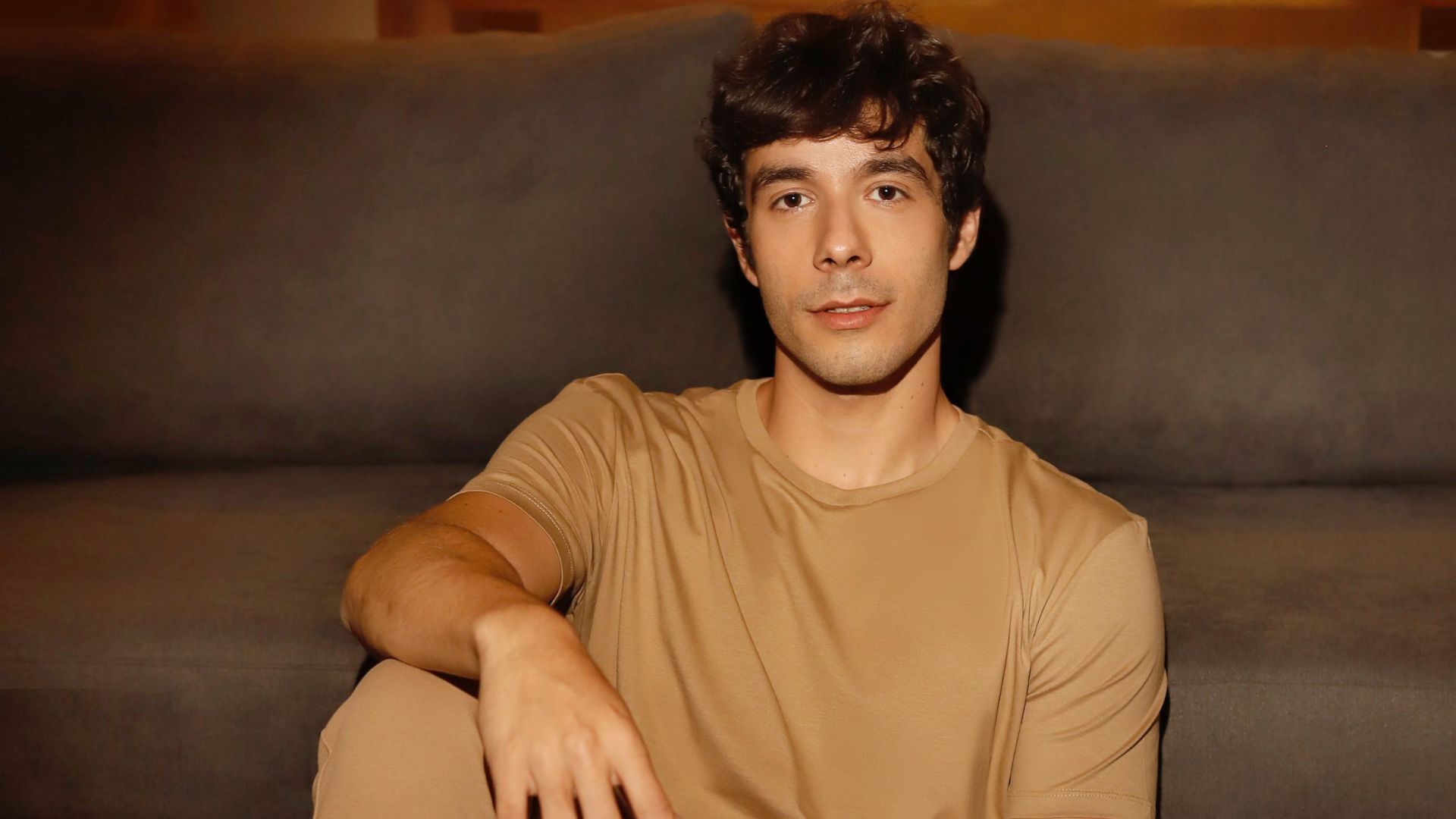Vitor Novello, de Paraíso Tropical, se declara para a mãe em nova música: ‘Poesia’