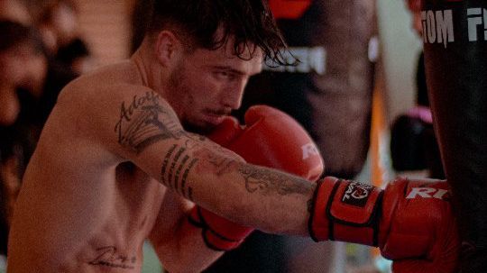 Sessão de cinema termina em briga após boxeador nocautear homem; veja vídeo
