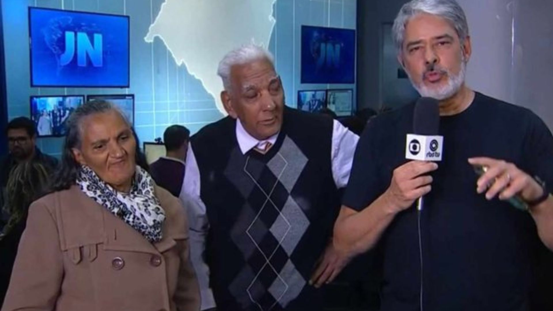 Comovido, Bonner conduz idosos desabrigados do RS para estúdio da Globo