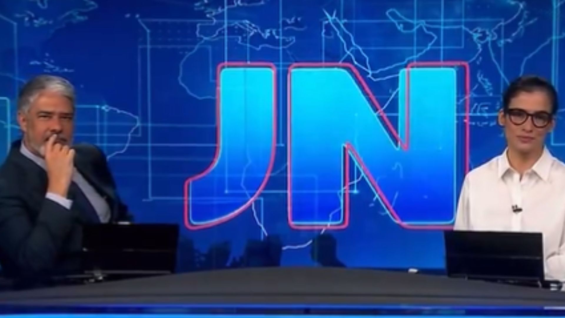 William Bonner causa estranheza com postura no ‘Jornal Nacional’: “Largadão”