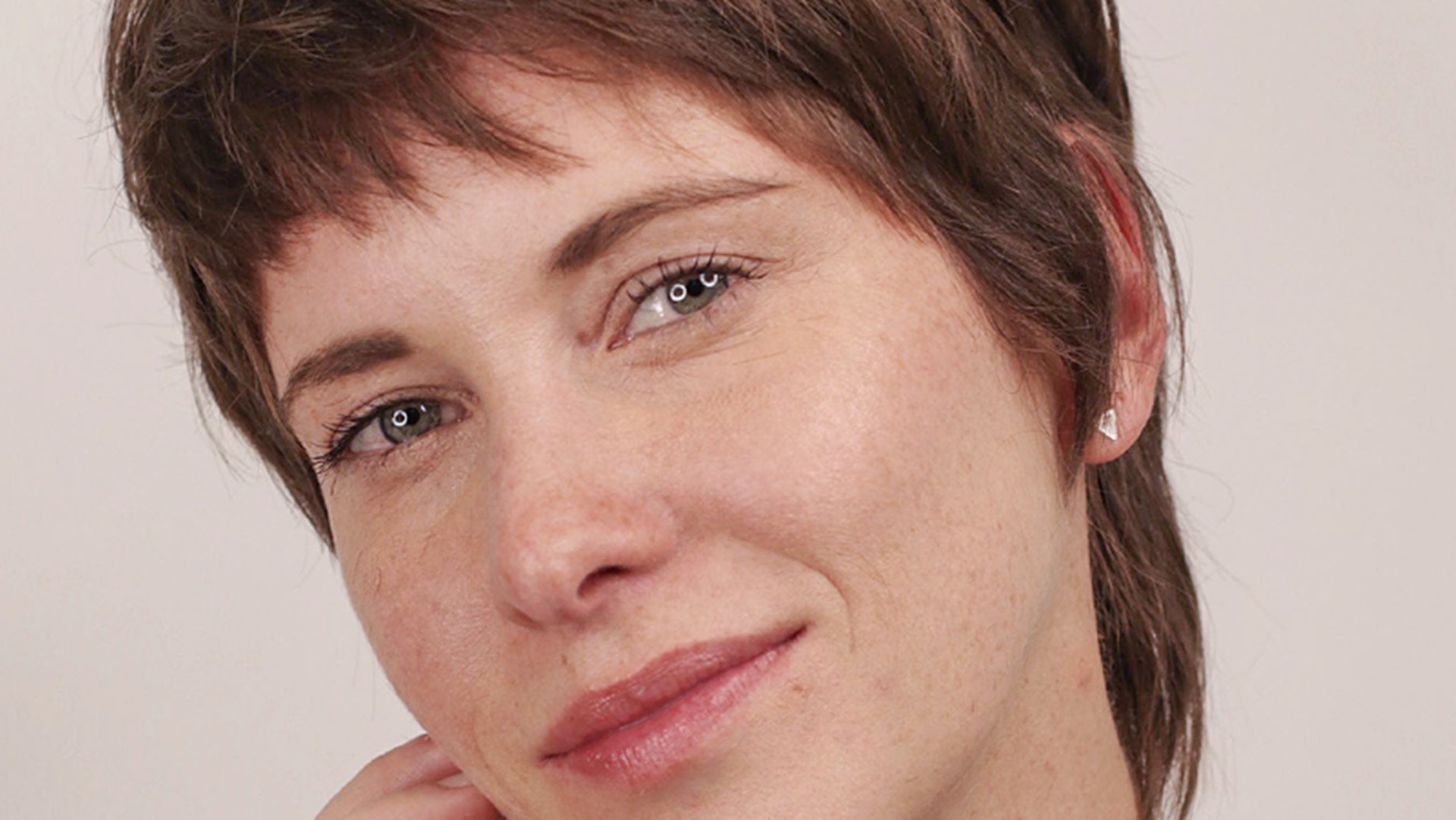 Quem é Carla Elgert? Atriz treinou sotaque de personagem por dois meses