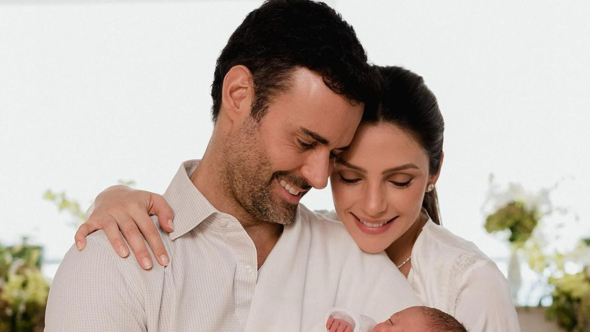 Carol Celico revela rostinho do filho caçula ao lado do marido: “A gente que fez”