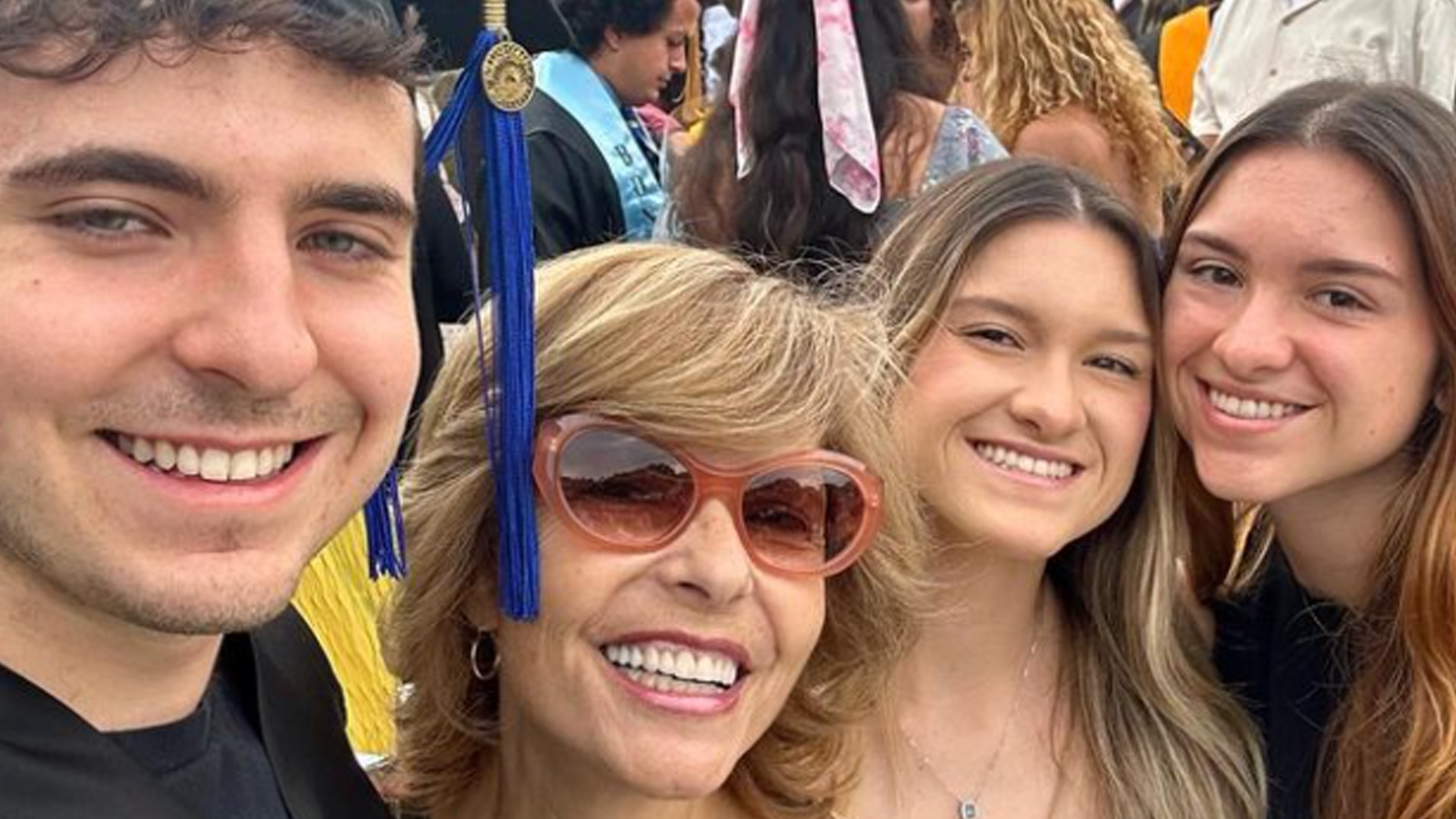Família de Gugu Liberato ignora briga judicial e se reencontra no Dia das Mães