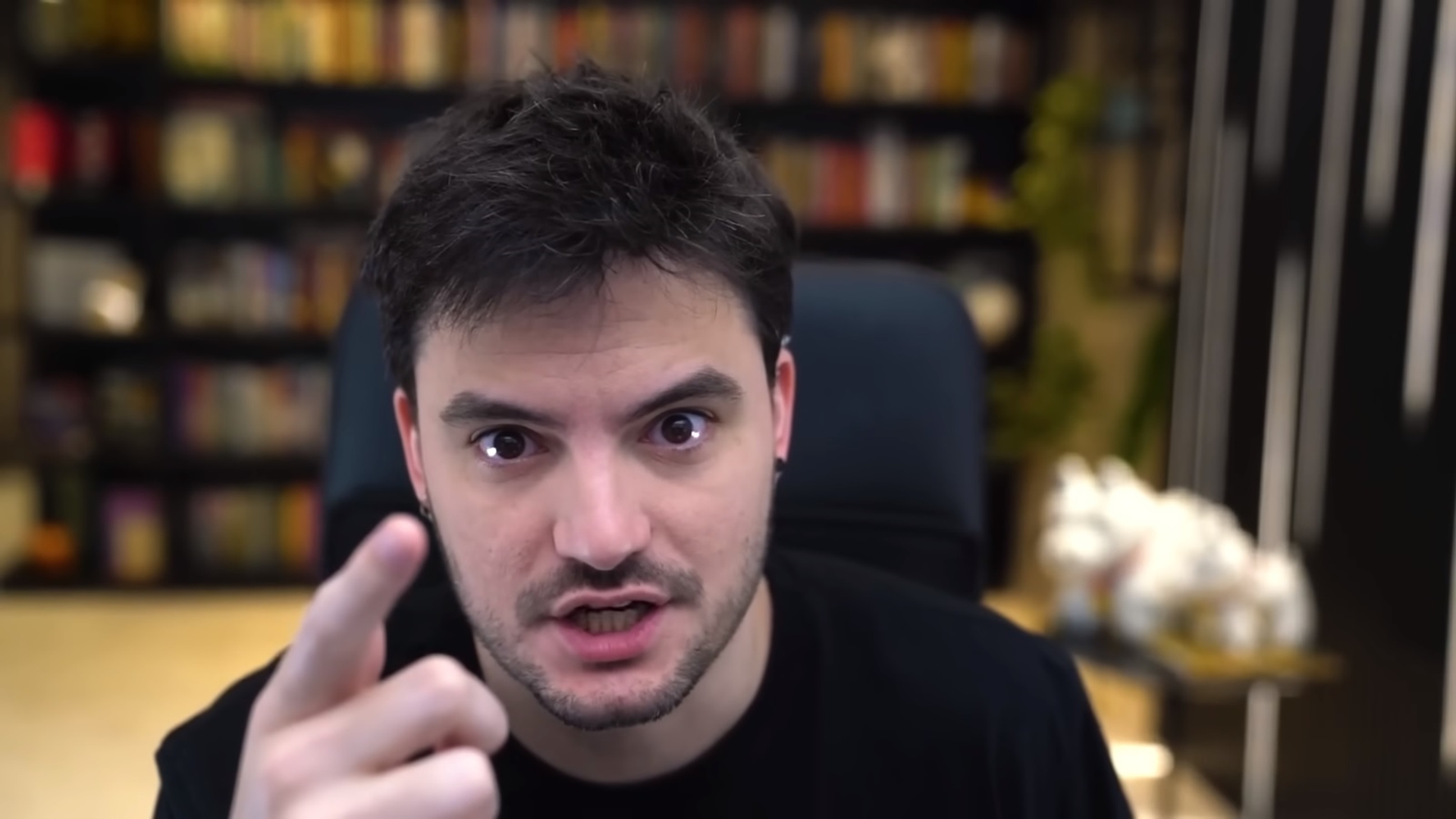 Felipe Neto perde a paciência com internauta enquanto ajuda o Rio Grande do Sul: “Imbecis que nem você”