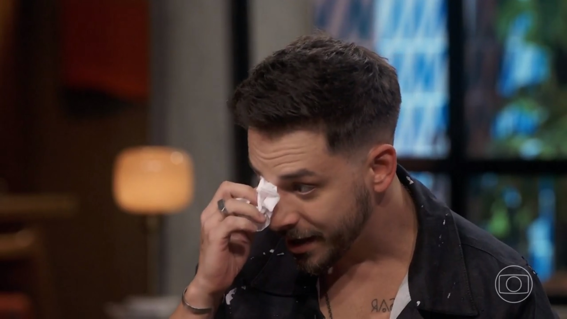 Junior chora durante entrevista com Bial: “Me dói falar disso”
