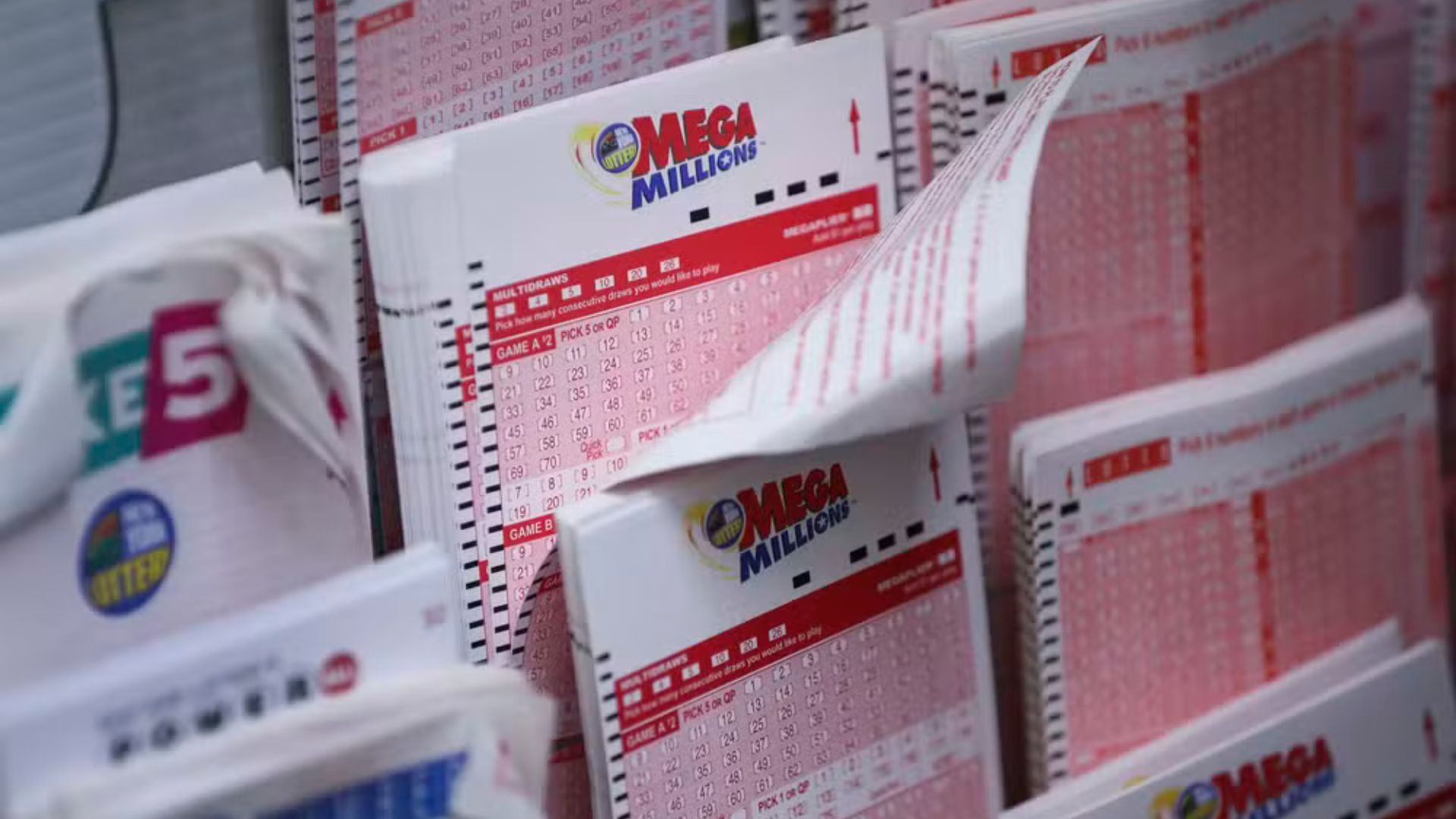 Homem que ganhou prêmio bilionário na loteria é processado pelos pais; entenda