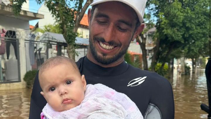 Esposa de Lucas Chumbo se emociona após surfista resgatar bebê no Rio Grande do Sul