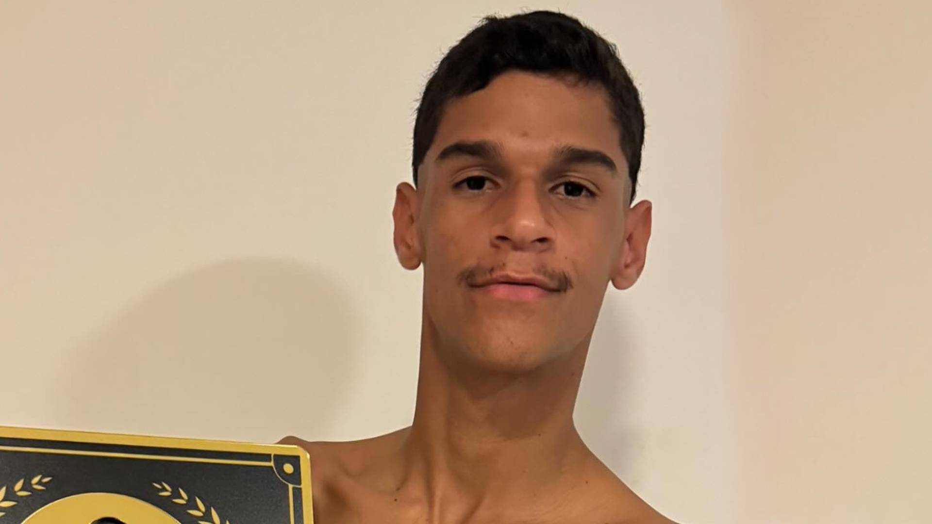 Luva de Pedreiro anuncia segundo filho e dá nome polêmico ao bebê: “Tá vindo”