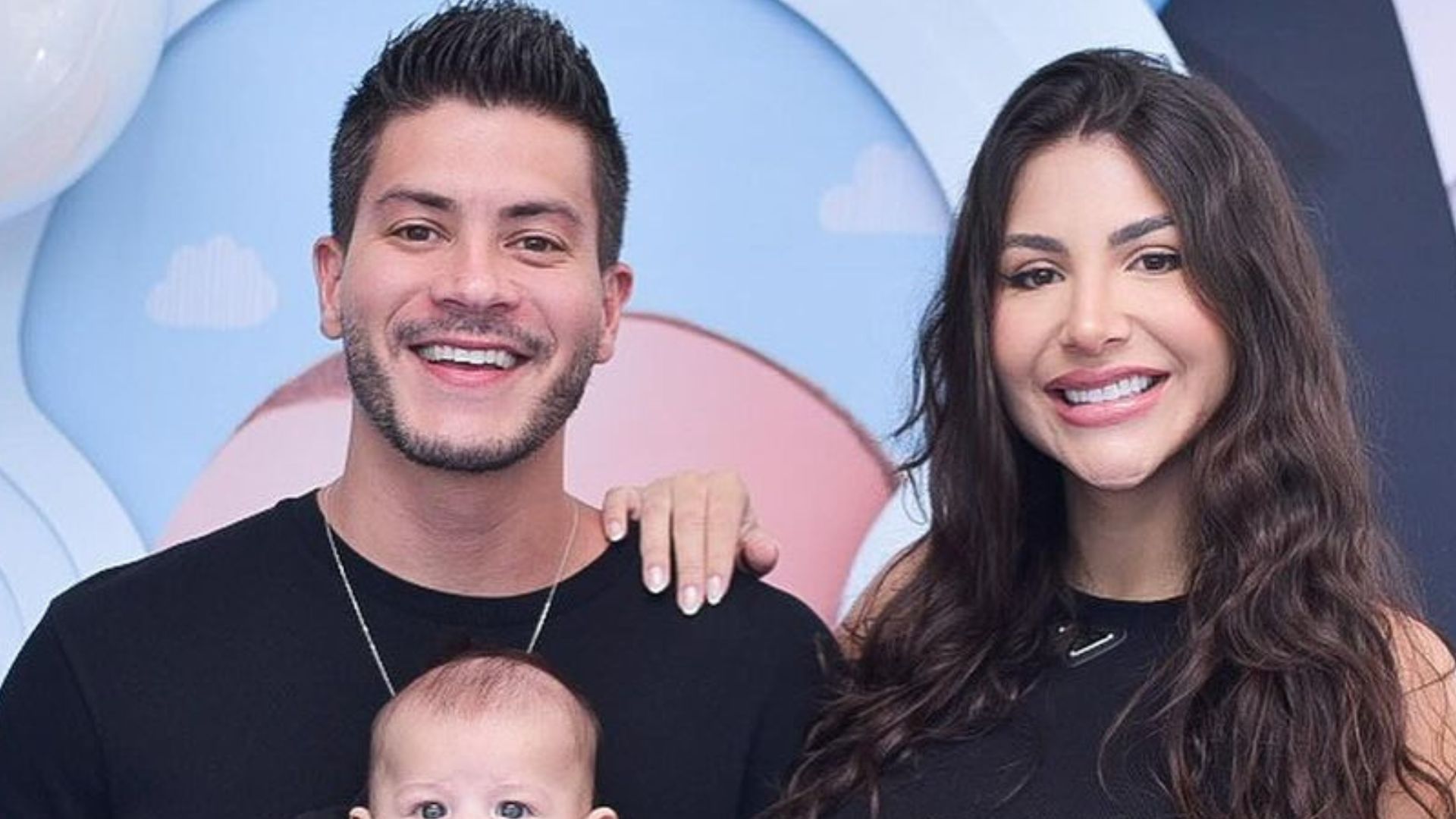 Filho de Arthur Aguiar surge de terno em mesversário de três meses: “Lindo”