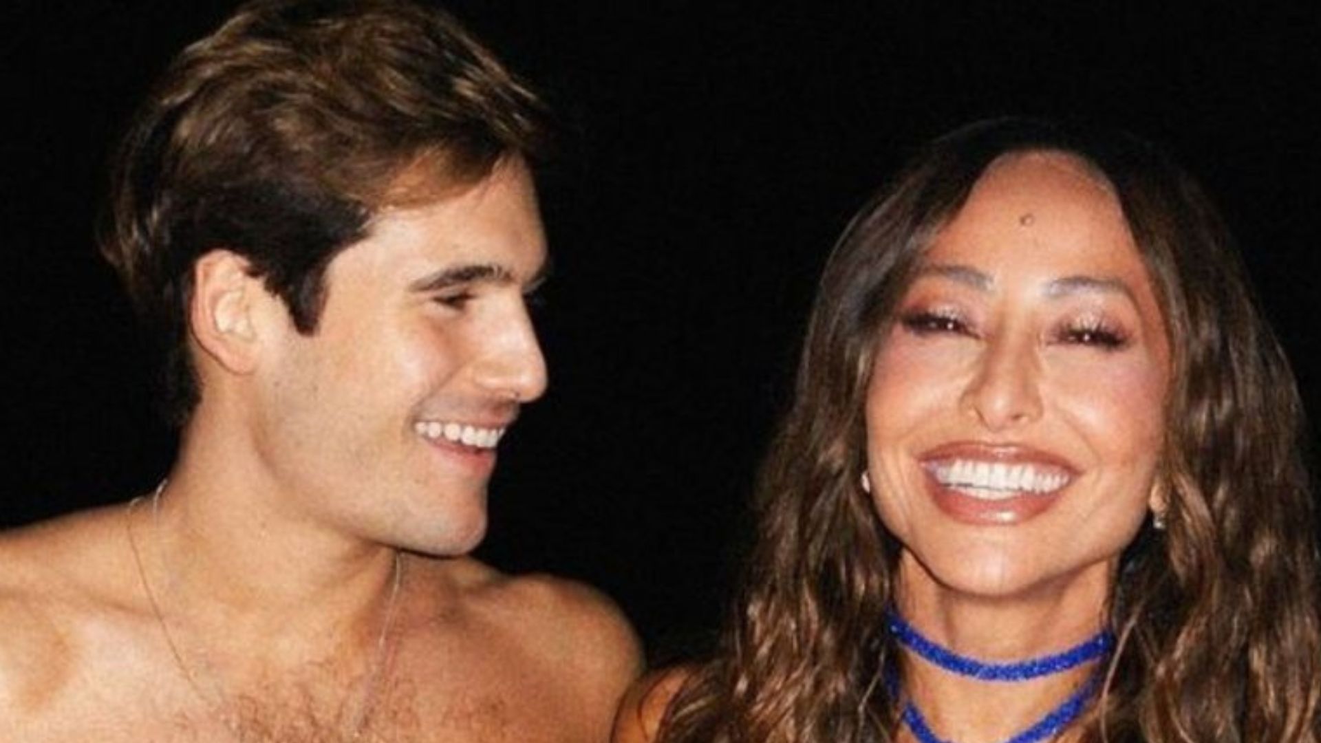 Nicolas Prattes dá beijão em Sabrina Sato e se declara: “Feliz”