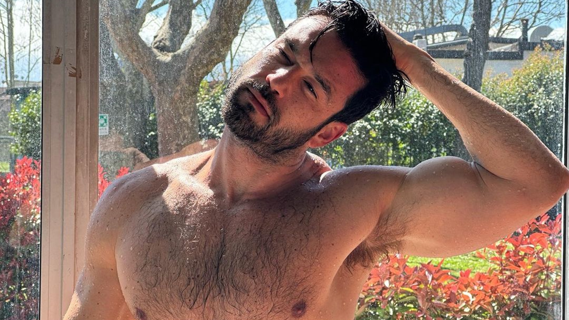 Sergio Marone posa com sunga minúscula e seguidores perdem o rumo: “Infarto”