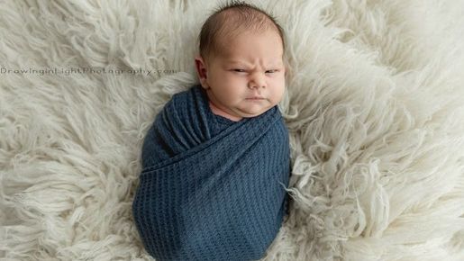 Imagens de ‘bebê mal-humorado’ dos EUA viralizam na internet; veja