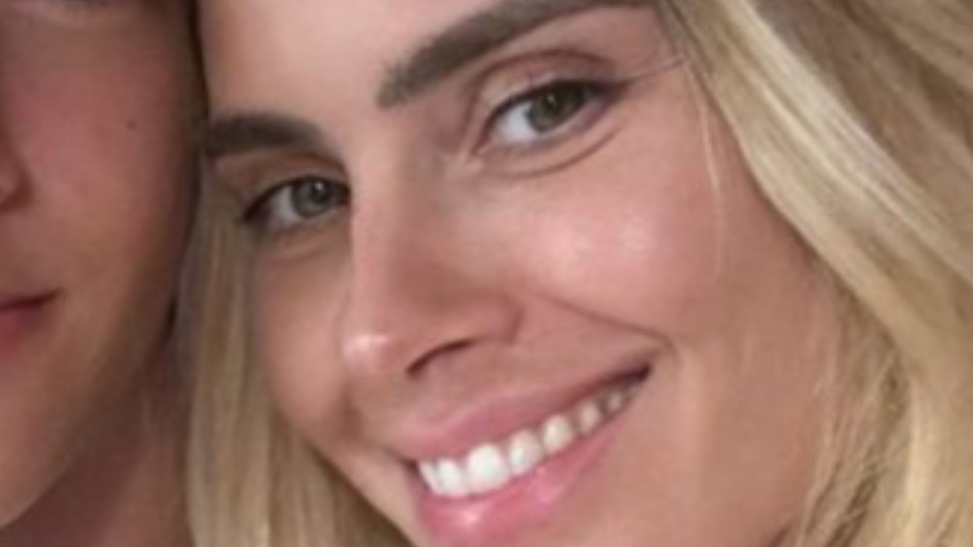 Um moço! Carolina Dieckmann surpreende ao posar com filho gato de 15 anos