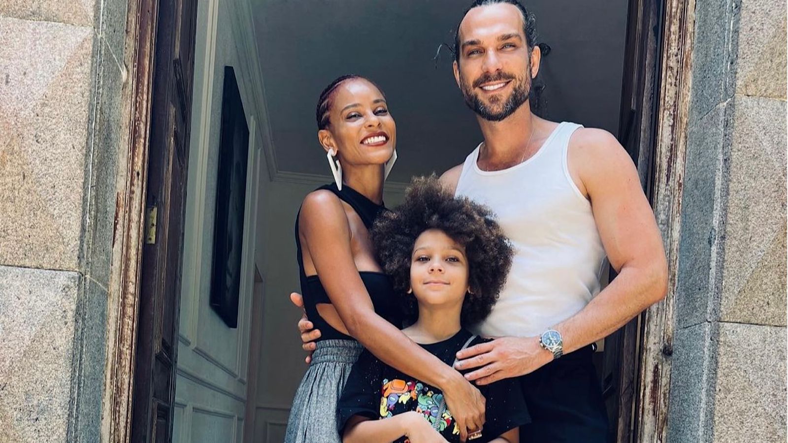 Aline Wirley e Igor Rickli comemoram sucesso de Antonio Caramelo na TV: ‘No caminho dele’
