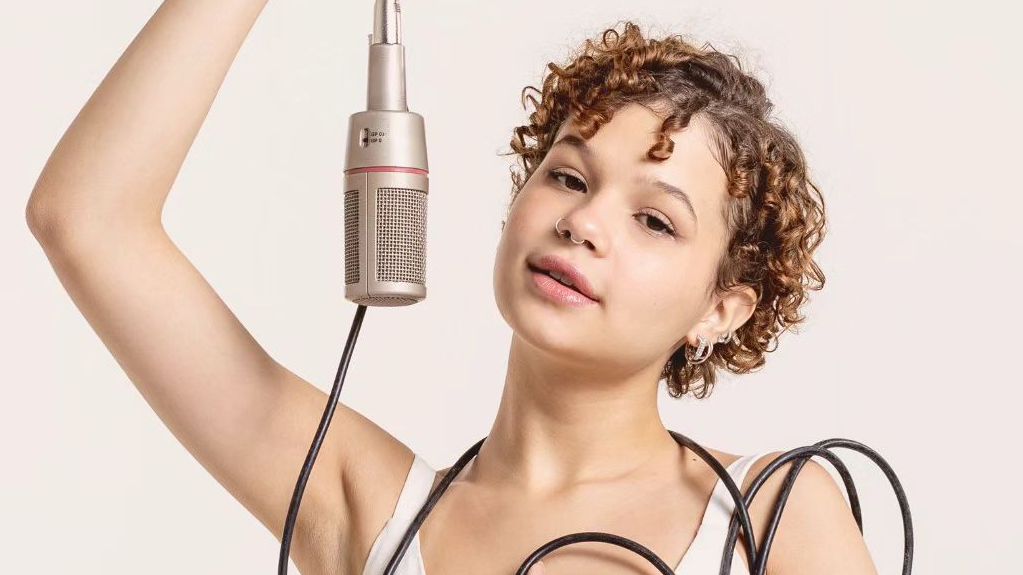 Analu Sampaio se adapta a web 10 anos após vídeo viral: ‘Não faço música por números’