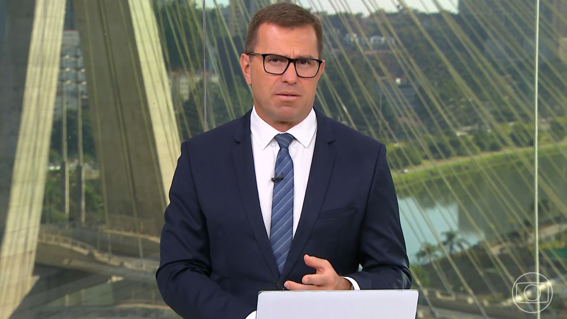 Bocardi perde paciência e repreende homem inconveniente ao vivo: “Está feliz?”