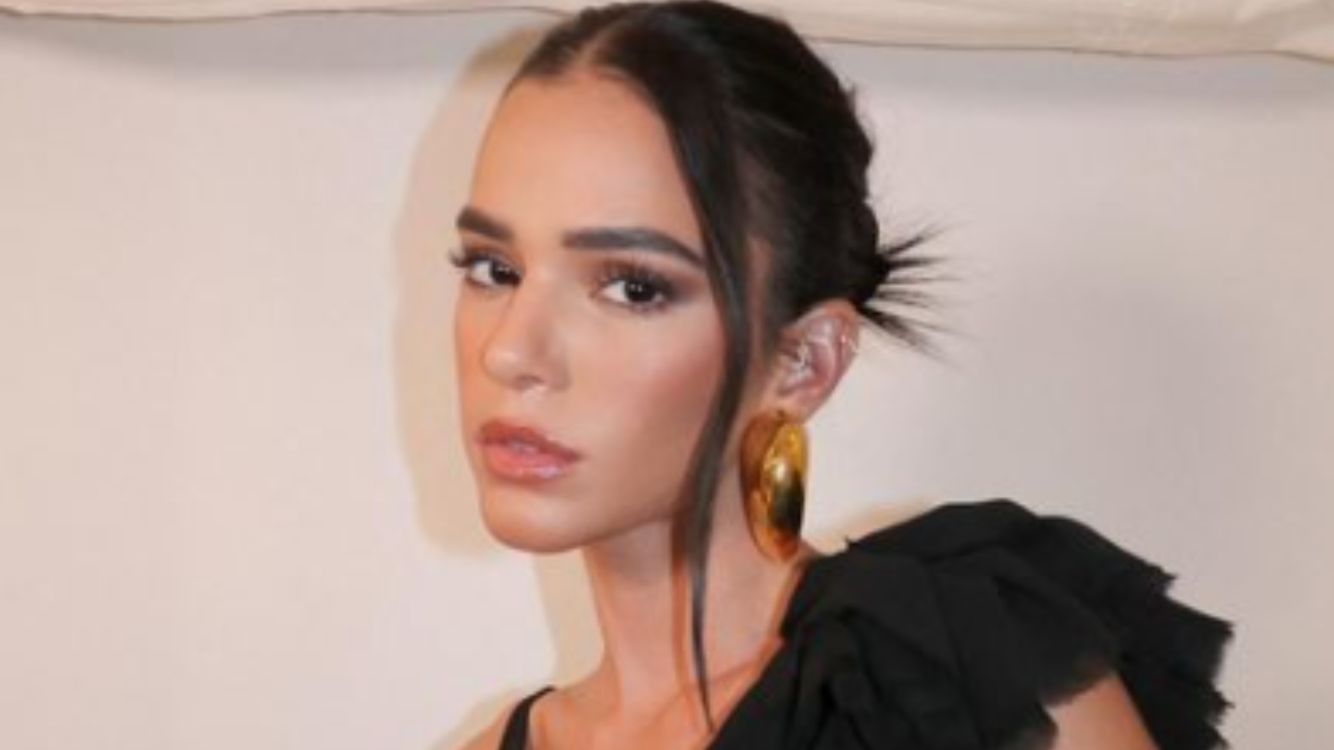 Bruna Marquezine dá esporro em fã que saiu em defesa da atriz: “Não preciso”