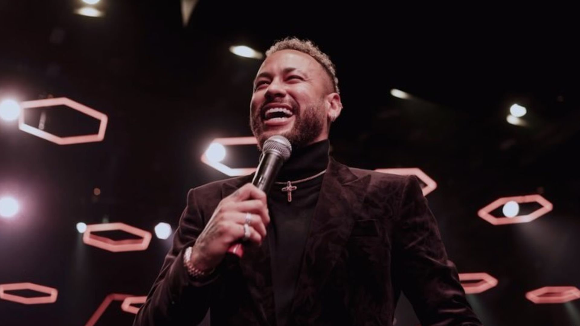 Camisa de Pelé a chuteira de ouro: Descubra os lotes do leilão beneficente do Neymar