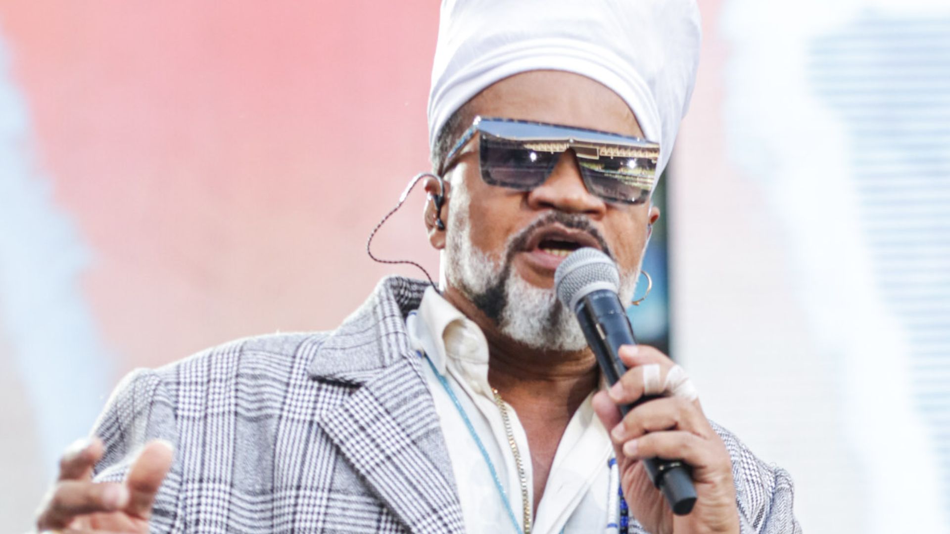 Carlinhos Brown faz apelo durante show beneficente para o Sul: “O importante”
