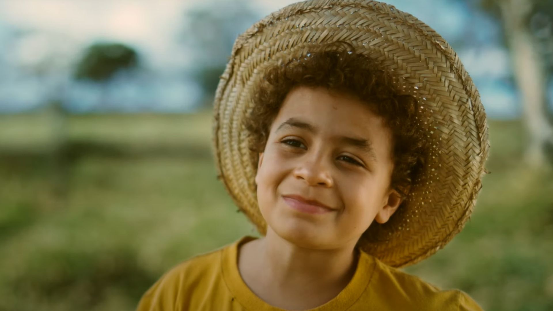 Isaac Amendoim tenta salvar goiabeira em trailer do filme de Chico Bento