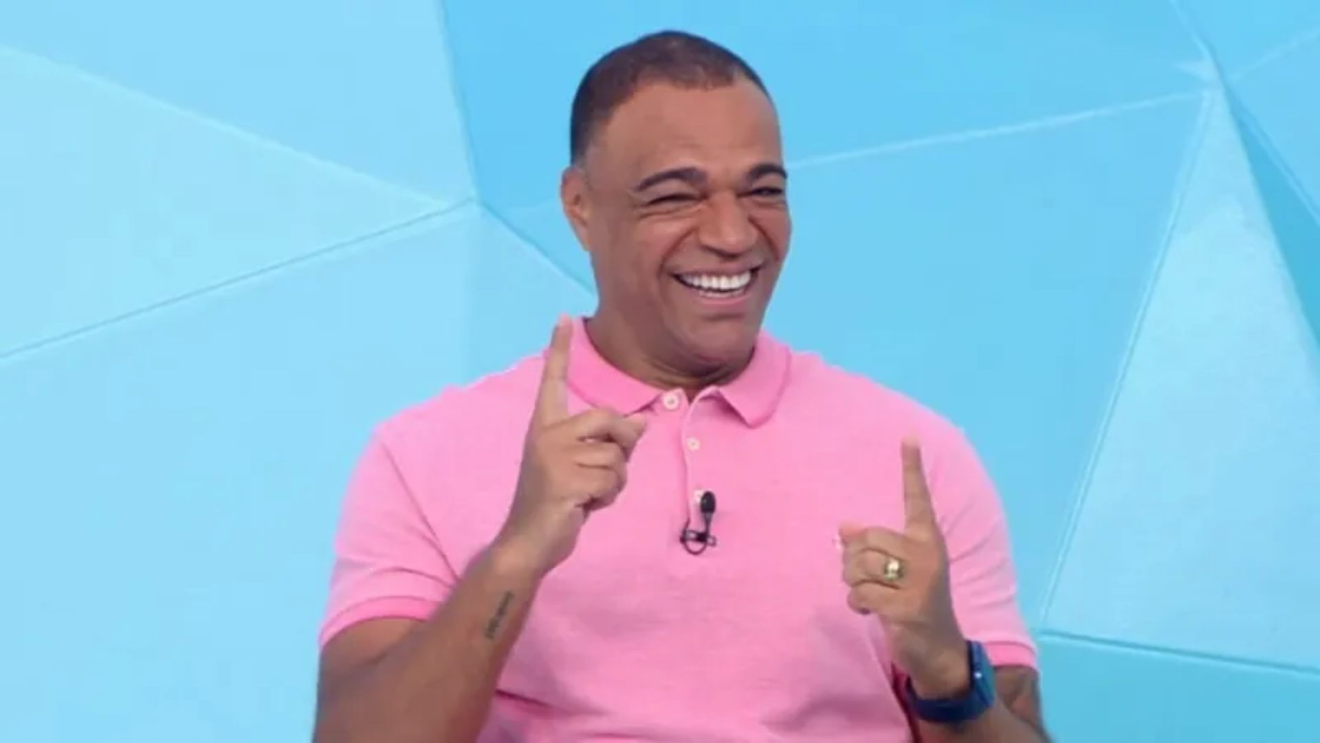 Acredita? Denilson ganha salário de estrela para apresentar o ‘Jogo Aberto’