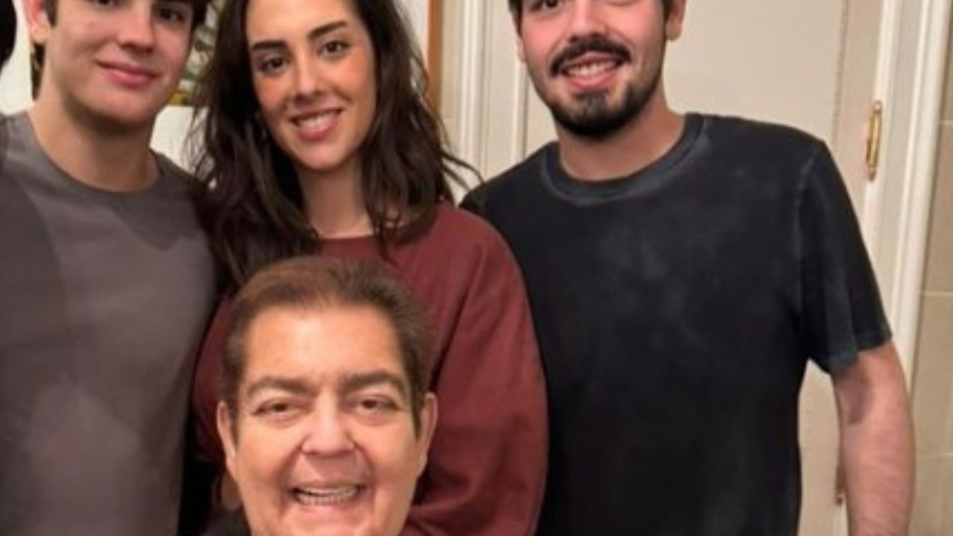 Filho caçula de Faustão surge enorme em registro ao lado do pai: “Família”