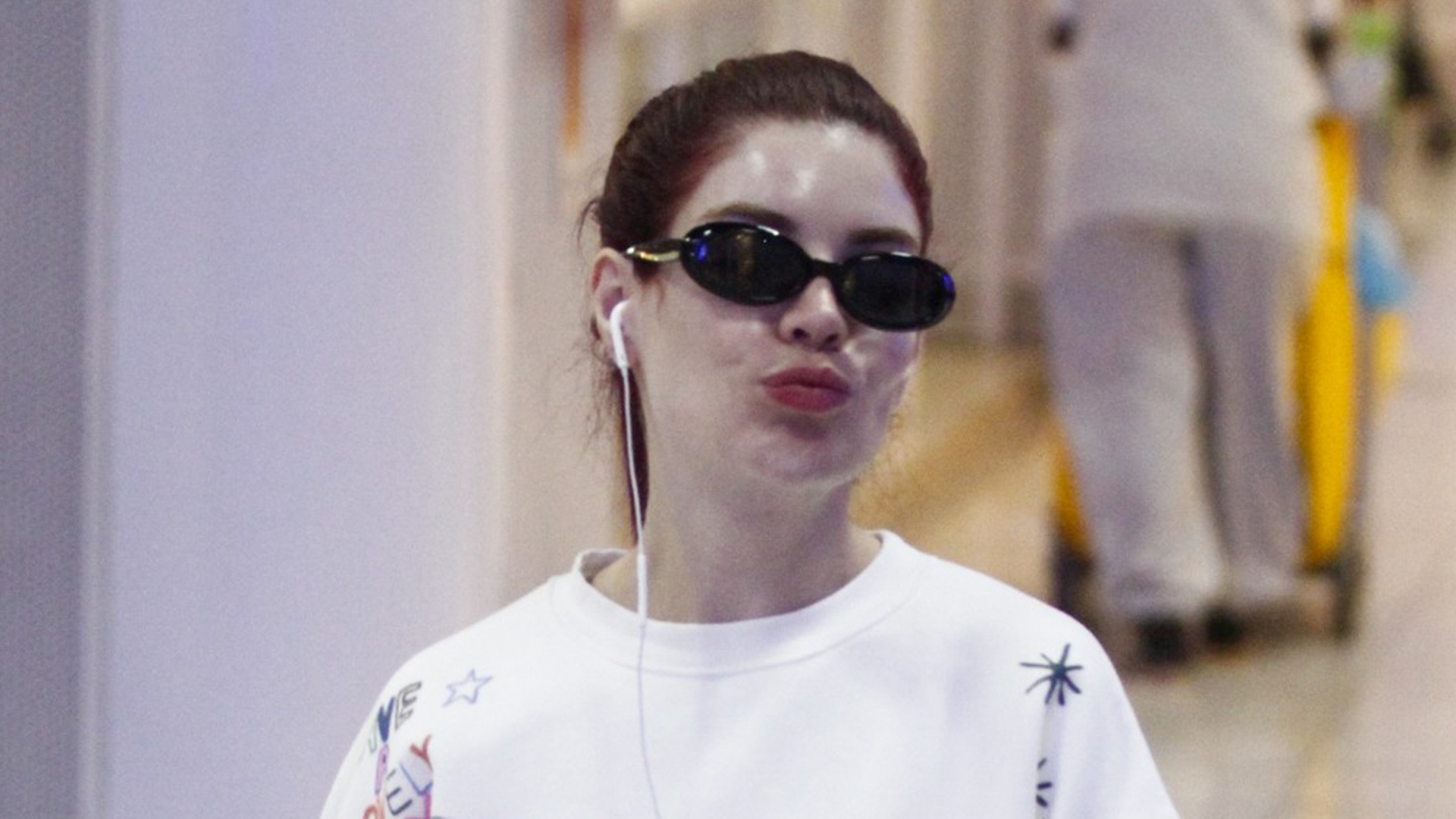Gkay é flagrada de pijama e sem maquiagem em aeroporto; veja as fotos