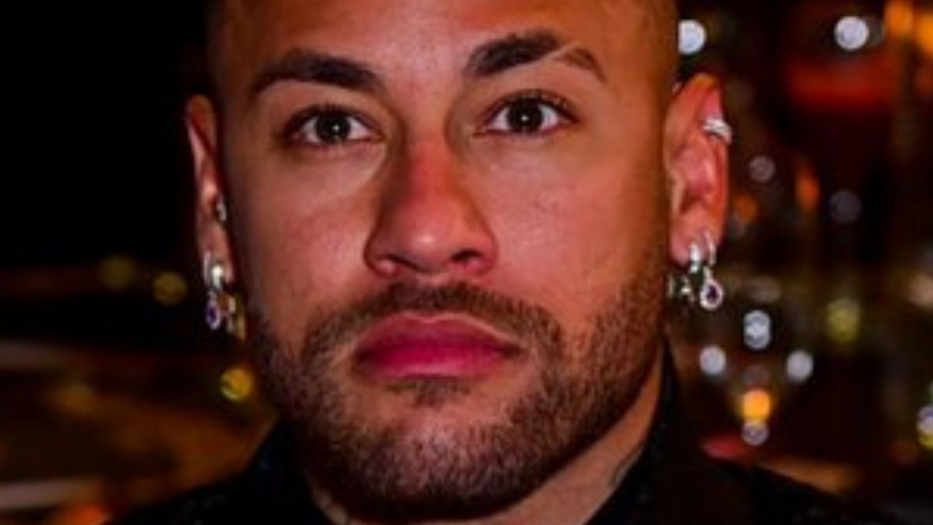 Neymar polemiza com look usado em leilão: “Que roupa esquisita”