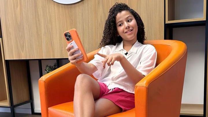 Atriz mirim de Família É Tudo revela desejo de fazer selfie com atriz muito famosa