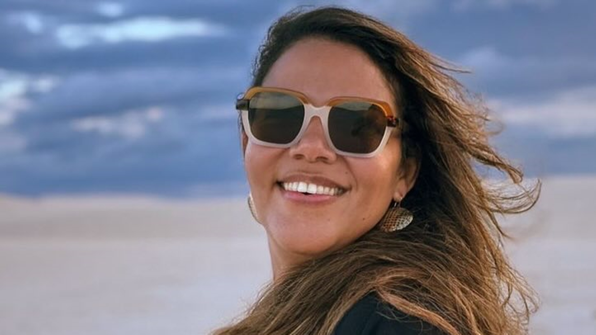 Mani Reggo esquece Davi de vez, faz a fila andar e troca beijos em festa