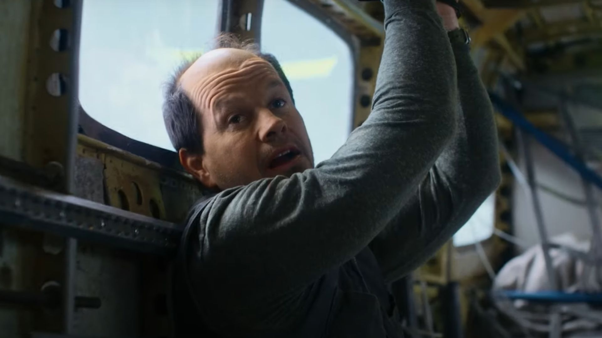 Mark Wahlberg vive assassino de aluguel no trailer Ameaça no Ar; assista